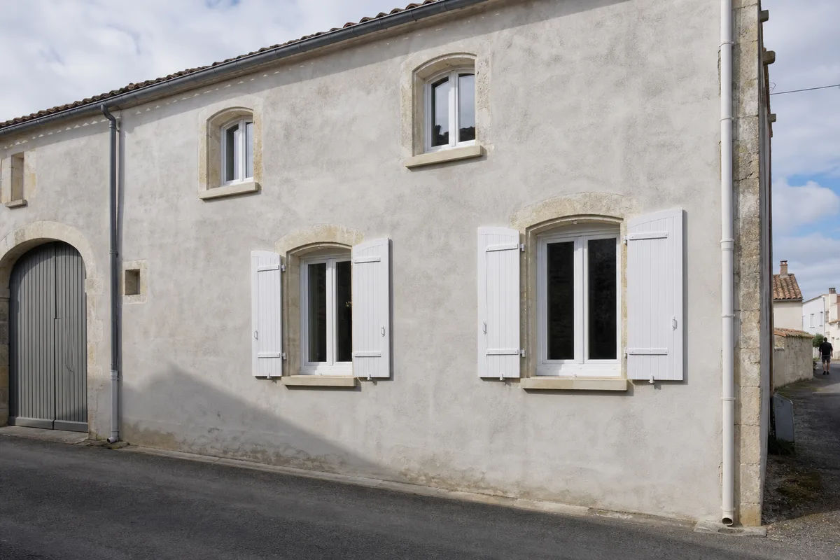 Menuisier à Montaigu-Vendée : pose de fenêtres et baies